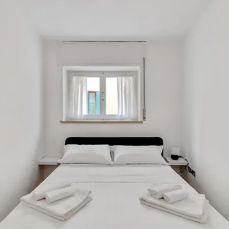 White House In Apartment