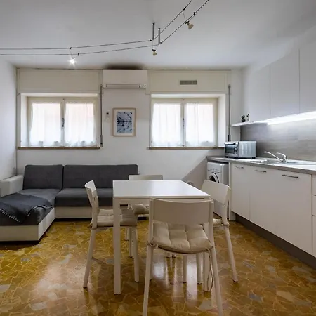 Apartment White House In *