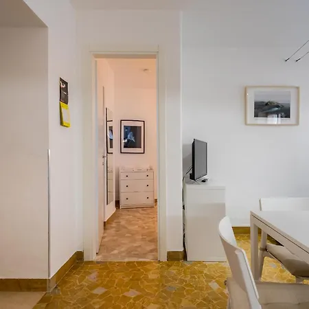 Apartment White House In