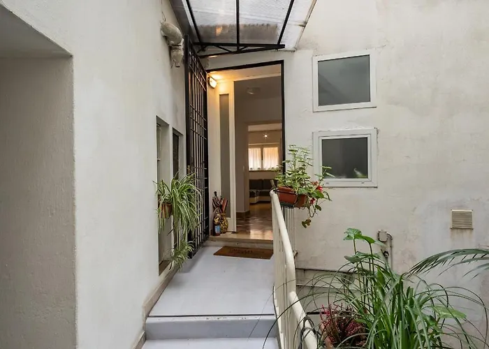 White House In * Vicenza